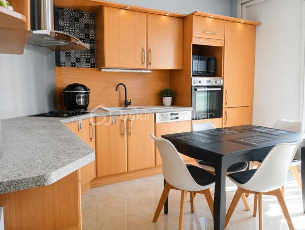 Votre conseillère Shana WURMSER vous propose cette maison de ville de 136 m² habitables, idéalement située à Rethel, à proximité immédiate des écoles, commerces et de toutes les commodités.

Édifiée sur un rez-de-chaussée surélevé, cette maison familiale offre de beaux volumes et un agréable jardin clos, sans vis-à-vis, permettant de profiter d'un espace extérieur au calme.

Elle se compose d'une entrée desservant une belle pièce de vie lumineuse d'environ 33 m², agrémentée d'un poêle à bois, d'une cuisine dinatoire équipée avec accès à une loggia et un balcon, ainsi que d'un WC indépendant.

Au premier étage, vous découvrirez deux chambres, une salle de bains avec WC et deux balcons.

Le deuxième étage propose trois chambres, dont une entièrement rénovée, ainsi qu'une seconde salle de bains à rénover, offrant un beau potentiel d'aménagement.

Le bien dispose également d'un sous-sol complet comprenant un garage, un espace chaufferie et de nombreux espaces de stockage.

Fosse septique.

Une maison idéale pour une famille recherchant de beaux volumes, un extérieur agréable et la proximité de toutes les commodités.