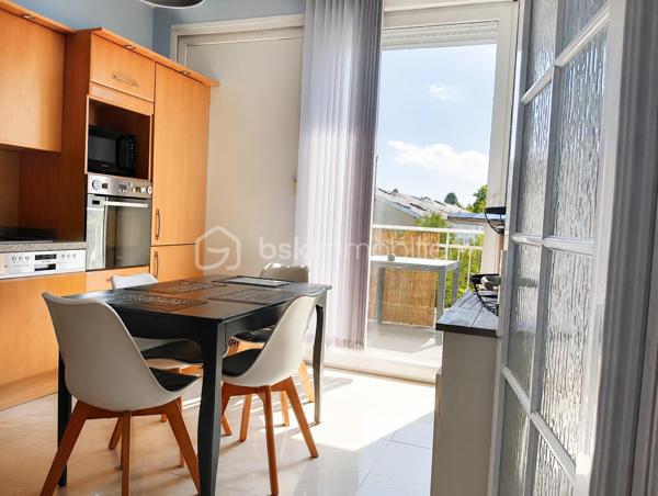 Votre conseillère Shana WURMSER vous propose cette maison de ville de 136 m² habitables, idéalement située à Rethel, à proximité immédiate des écoles, commerces et de toutes les commodités.

Édifiée sur un rez-de-chaussée surélevé, cette maison familiale offre de beaux volumes et un agréable jardin clos, sans vis-à-vis, permettant de profiter d'un espace extérieur au calme.

Elle se compose d'une entrée desservant une belle pièce de vie lumineuse d'environ 33 m², agrémentée d'un poêle à bois, d'une cuisine dinatoire équipée avec accès à une loggia et un balcon, ainsi que d'un WC indépendant.

Au premier étage, vous découvrirez deux chambres, une salle de bains avec WC et deux balcons.

Le deuxième étage propose trois chambres, dont une entièrement rénovée, ainsi qu'une seconde salle de bains à rénover, offrant un beau potentiel d'aménagement.

Le bien dispose également d'un sous-sol complet comprenant un garage, un espace chaufferie et de nombreux espaces de stockage.

Fosse septique.

Une maison idéale pour une famille recherchant de beaux volumes, un extérieur agréable et la proximité de toutes les commodités.