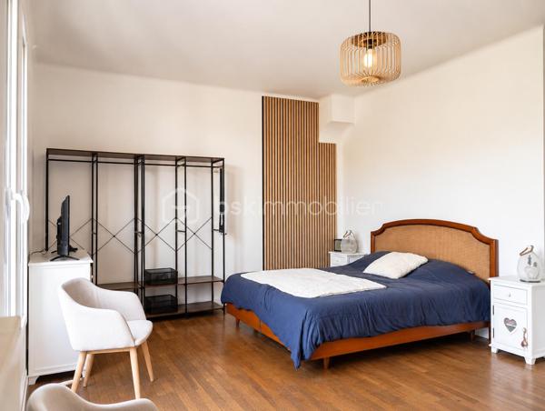 Votre conseillère Shana WURMSER vous propose cette maison de ville de 136 m² habitables, idéalement située à Rethel, à proximité immédiate des écoles, commerces et de toutes les commodités.

Édifiée sur un rez-de-chaussée surélevé, cette maison familiale offre de beaux volumes et un agréable jardin clos, sans vis-à-vis, permettant de profiter d'un espace extérieur au calme.

Elle se compose d'une entrée desservant une belle pièce de vie lumineuse d'environ 33 m², agrémentée d'un poêle à bois, d'une cuisine dinatoire équipée avec accès à une loggia et un balcon, ainsi que d'un WC indépendant.

Au premier étage, vous découvrirez deux chambres, une salle de bains avec WC et deux balcons.

Le deuxième étage propose trois chambres, dont une entièrement rénovée, ainsi qu'une seconde salle de bains à rénover, offrant un beau potentiel d'aménagement.

Le bien dispose également d'un sous-sol complet comprenant un garage, un espace chaufferie et de nombreux espaces de stockage.

Fosse septique.

Une maison idéale pour une famille recherchant de beaux volumes, un extérieur agréable et la proximité de toutes les commodités.