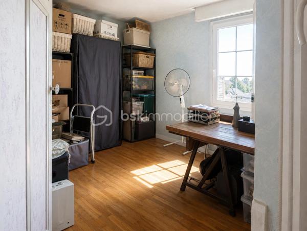 Votre conseillère Shana WURMSER vous propose cette maison de ville de 136 m² habitables, idéalement située à Rethel, à proximité immédiate des écoles, commerces et de toutes les commodités.

Édifiée sur un rez-de-chaussée surélevé, cette maison familiale offre de beaux volumes et un agréable jardin clos, sans vis-à-vis, permettant de profiter d'un espace extérieur au calme.

Elle se compose d'une entrée desservant une belle pièce de vie lumineuse d'environ 33 m², agrémentée d'un poêle à bois, d'une cuisine dinatoire équipée avec accès à une loggia et un balcon, ainsi que d'un WC indépendant.

Au premier étage, vous découvrirez deux chambres, une salle de bains avec WC et deux balcons.

Le deuxième étage propose trois chambres, dont une entièrement rénovée, ainsi qu'une seconde salle de bains à rénover, offrant un beau potentiel d'aménagement.

Le bien dispose également d'un sous-sol complet comprenant un garage, un espace chaufferie et de nombreux espaces de stockage.

Fosse septique.

Une maison idéale pour une famille recherchant de beaux volumes, un extérieur agréable et la proximité de toutes les commodités.