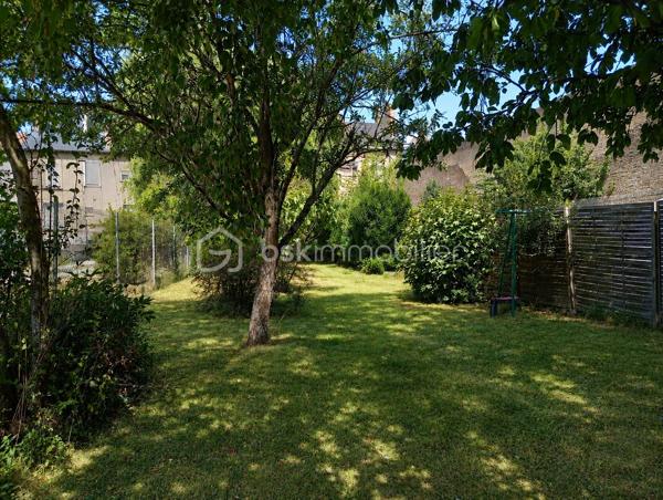 Votre conseillère Shana WURMSER vous propose cette maison de ville de 136 m² habitables, idéalement située à Rethel, à proximité immédiate des écoles, commerces et de toutes les commodités.

Édifiée sur un rez-de-chaussée surélevé, cette maison familiale offre de beaux volumes et un agréable jardin clos, sans vis-à-vis, permettant de profiter d'un espace extérieur au calme.

Elle se compose d'une entrée desservant une belle pièce de vie lumineuse d'environ 33 m², agrémentée d'un poêle à bois, d'une cuisine dinatoire équipée avec accès à une loggia et un balcon, ainsi que d'un WC indépendant.

Au premier étage, vous découvrirez deux chambres, une salle de bains avec WC et deux balcons.

Le deuxième étage propose trois chambres, dont une entièrement rénovée, ainsi qu'une seconde salle de bains à rénover, offrant un beau potentiel d'aménagement.

Le bien dispose également d'un sous-sol complet comprenant un garage, un espace chaufferie et de nombreux espaces de stockage.

Fosse septique.

Une maison idéale pour une famille recherchant de beaux volumes, un extérieur agréable et la proximité de toutes les commodités.