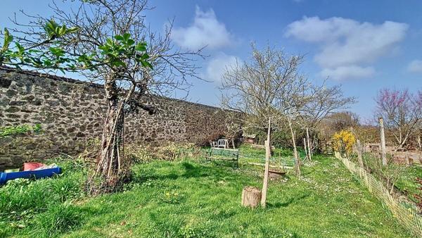 Maison à rénover avec dépendances et jardin