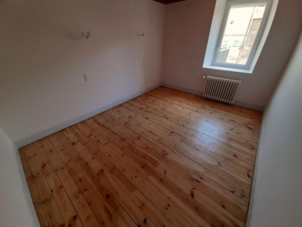 Location
                Corps de ferme153,38 m² - 6 Pièces -
                    COLOMBIES (12240)