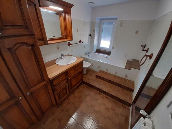 Location
                Corps de ferme153,38 m² - 6 Pièces -
                    COLOMBIES (12240)