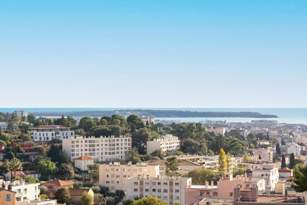 Le Cannet Mairie  beau 3 pièces  rénové avec terrasses vue Mer