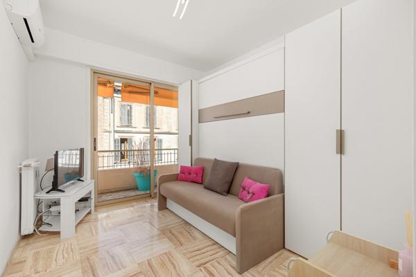 Le Cannet Mairie  beau 3 pièces  rénové avec terrasses vue Mer