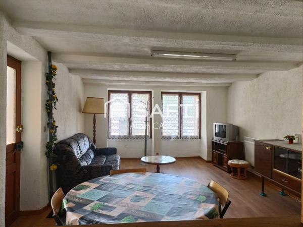 Appartement de 62m²sur 2 niveaux avec jardinet et caves