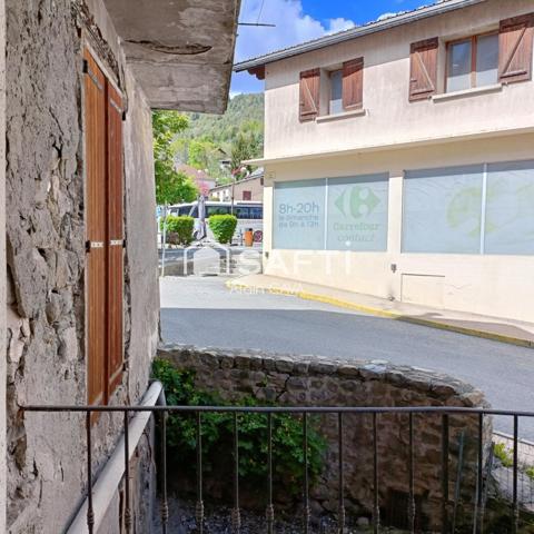 Appartement de 62m²sur 2 niveaux avec jardinet et caves