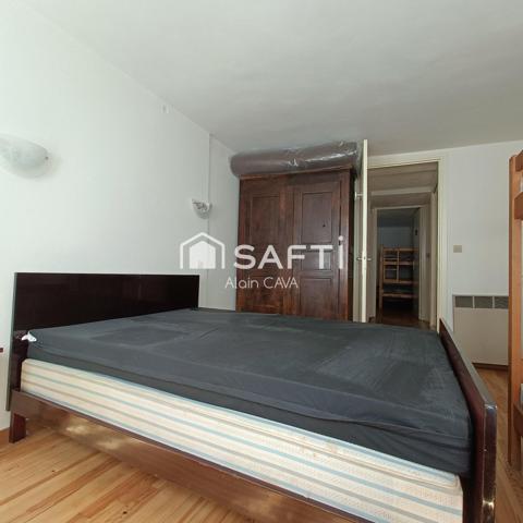 Appartement de 62m²sur 2 niveaux avec jardinet et caves