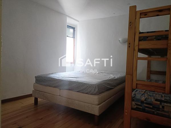 Appartement de 62m²sur 2 niveaux avec jardinet et caves