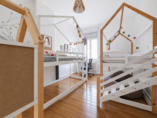 Maison de 220m² , garage 150m², jardin exposé sud. 242 500 euros