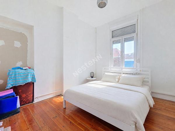 Maison de 220m² , garage 150m², jardin exposé sud. 242 500 euros
