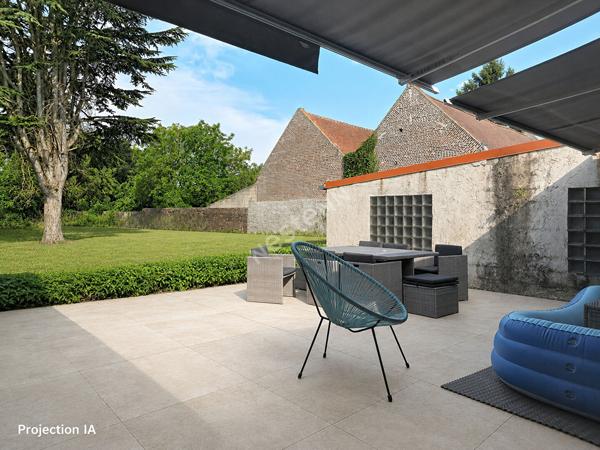 Maison de 220m² , garage 150m², jardin exposé sud. 242 500 euros