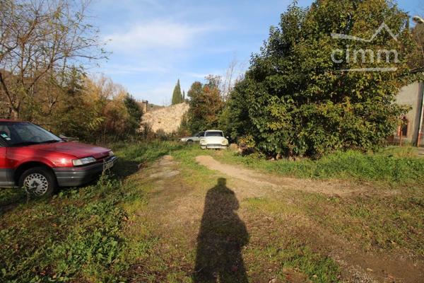 A vendre un terrain constructible de 737m² viabilisé.