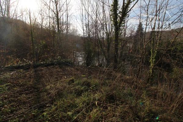 A vendre un terrain constructible de 737m² viabilisé.