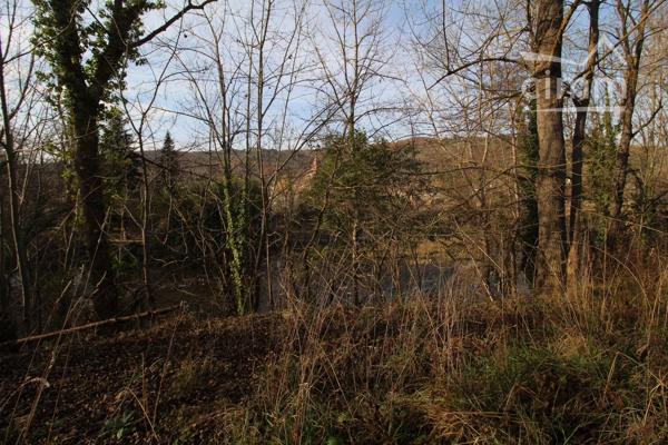 A vendre un terrain constructible de 737m² viabilisé.
