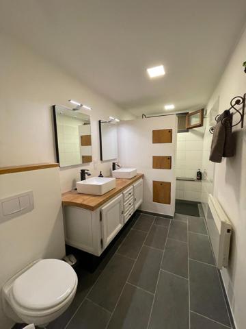 Ensemble immobilier de caractère composé de trois habitations indépendantes – Environ 372 m² habitables sur 2 328 m² de terrain