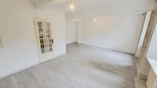 MAISON 2 CHAMBRES AVEC GARAGE A PEZENS