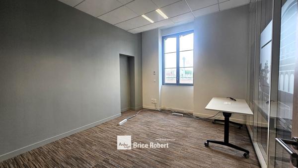 Bureaux à sous-louer lumineux Lyon 2ème emplacement central rénové