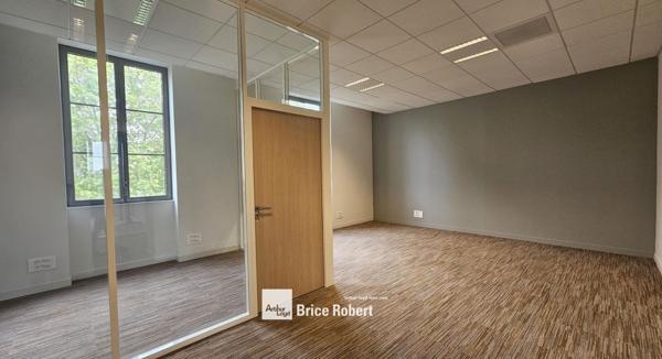 Bureaux à sous-louer lumineux Lyon 2ème emplacement central rénové