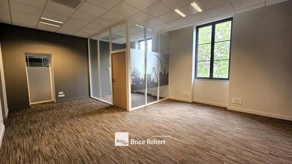 Bureaux à sous-louer lumineux Lyon 2ème emplacement central rénové