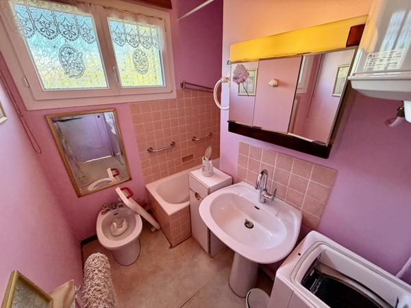 Maison individuelle–Grand terrain plat avec dépendances