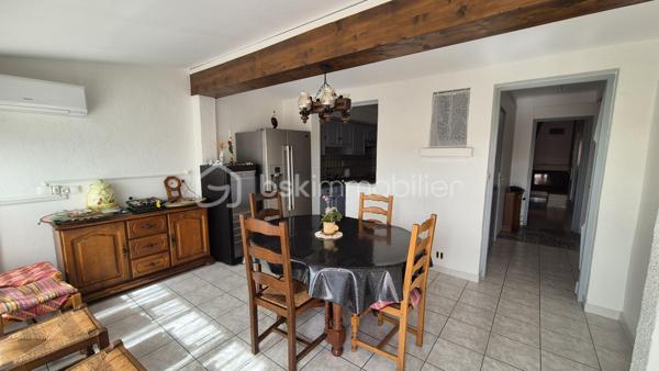 A VENDRE MAISON TROIS FACES DE 111M² SUR TERRAIN DE 400M² DONT 200M² CONSTRUCTIBLE A SAINT LAURENT DE LA SALANQUE - TROIS CHAMBRES - GARAGE - CLIMATISATION REVERSIBLE - FORAGE.

Cette maison, située sur un secteur calme et recherché, proche des commerces et des écoles, se compose en rez-de-chaussée d'une salle à manger, d'une cuisine américaine aménagée, d'un toilette indépendant, d'un salon -séjour doté d'une cheminée avec un accès direct à sa terrasse, et d'une chambre dotée d'une salle d'eau.
L'étage vous offre deux chambres, une salle de bain avec son toilette, un bureau, ainsi qu'une mezzanine en guise de stockage ou d'une salle de jeux.
Un garage de 17m² permet le stationnement ou le rangement, en plus de pouvoir se garer sur la parcelle.
Vous apprécierez ses extérieurs à l'abri des regards, pour d'agréables moments en famille ou entre amis. autour d'un barbecue. Une dépendance pourra servir d'atelier ou de rangement.
200 m²viabilisés sont constructibles, laissant le choix à un bati ou à une piscine.
Cette maison, en parfait état, sera idéale pour votre résidence principale, et parfaite pour votre résidence secondaire.
Je reste à votre disposition pour toutes informations.