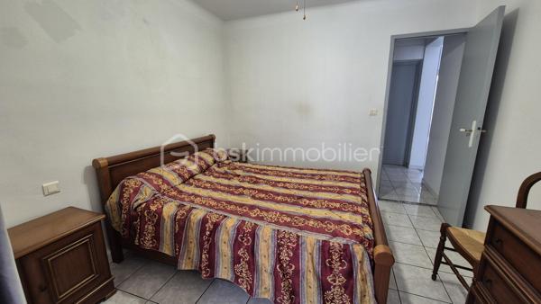 A VENDRE MAISON TROIS FACES DE 111M² SUR TERRAIN DE 400M² DONT 200M² CONSTRUCTIBLE A SAINT LAURENT DE LA SALANQUE - TROIS CHAMBRES - GARAGE - CLIMATISATION REVERSIBLE - FORAGE.

Cette maison, située sur un secteur calme et recherché, proche des commerces et des écoles, se compose en rez-de-chaussée d'une salle à manger, d'une cuisine américaine aménagée, d'un toilette indépendant, d'un salon -séjour doté d'une cheminée avec un accès direct à sa terrasse, et d'une chambre dotée d'une salle d'eau.
L'étage vous offre deux chambres, une salle de bain avec son toilette, un bureau, ainsi qu'une mezzanine en guise de stockage ou d'une salle de jeux.
Un garage de 17m² permet le stationnement ou le rangement, en plus de pouvoir se garer sur la parcelle.
Vous apprécierez ses extérieurs à l'abri des regards, pour d'agréables moments en famille ou entre amis. autour d'un barbecue. Une dépendance pourra servir d'atelier ou de rangement.
200 m²viabilisés sont constructibles, laissant le choix à un bati ou à une piscine.
Cette maison, en parfait état, sera idéale pour votre résidence principale, et parfaite pour votre résidence secondaire.
Je reste à votre disposition pour toutes informations.
