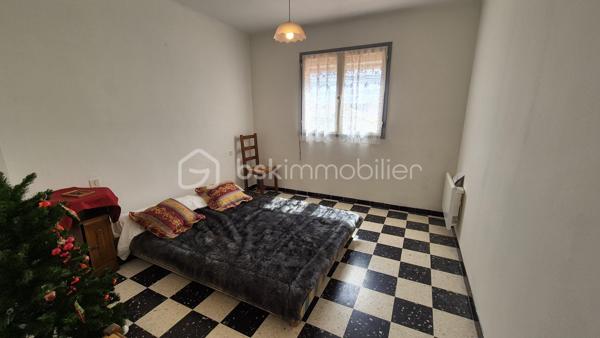A VENDRE MAISON TROIS FACES DE 111M² SUR TERRAIN DE 400M² DONT 200M² CONSTRUCTIBLE A SAINT LAURENT DE LA SALANQUE - TROIS CHAMBRES - GARAGE - CLIMATISATION REVERSIBLE - FORAGE.

Cette maison, située sur un secteur calme et recherché, proche des commerces et des écoles, se compose en rez-de-chaussée d'une salle à manger, d'une cuisine américaine aménagée, d'un toilette indépendant, d'un salon -séjour doté d'une cheminée avec un accès direct à sa terrasse, et d'une chambre dotée d'une salle d'eau.
L'étage vous offre deux chambres, une salle de bain avec son toilette, un bureau, ainsi qu'une mezzanine en guise de stockage ou d'une salle de jeux.
Un garage de 17m² permet le stationnement ou le rangement, en plus de pouvoir se garer sur la parcelle.
Vous apprécierez ses extérieurs à l'abri des regards, pour d'agréables moments en famille ou entre amis. autour d'un barbecue. Une dépendance pourra servir d'atelier ou de rangement.
200 m²viabilisés sont constructibles, laissant le choix à un bati ou à une piscine.
Cette maison, en parfait état, sera idéale pour votre résidence principale, et parfaite pour votre résidence secondaire.
Je reste à votre disposition pour toutes informations.