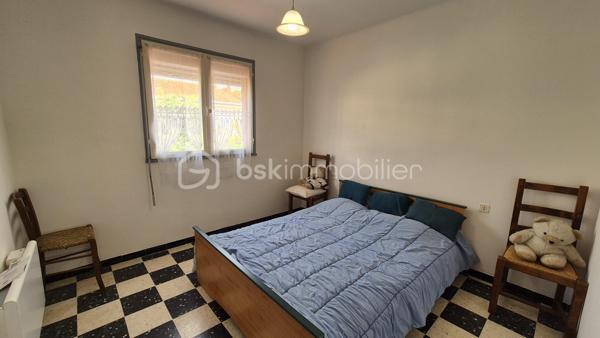 A VENDRE MAISON TROIS FACES DE 111M² SUR TERRAIN DE 400M² DONT 200M² CONSTRUCTIBLE A SAINT LAURENT DE LA SALANQUE - TROIS CHAMBRES - GARAGE - CLIMATISATION REVERSIBLE - FORAGE.

Cette maison, située sur un secteur calme et recherché, proche des commerces et des écoles, se compose en rez-de-chaussée d'une salle à manger, d'une cuisine américaine aménagée, d'un toilette indépendant, d'un salon -séjour doté d'une cheminée avec un accès direct à sa terrasse, et d'une chambre dotée d'une salle d'eau.
L'étage vous offre deux chambres, une salle de bain avec son toilette, un bureau, ainsi qu'une mezzanine en guise de stockage ou d'une salle de jeux.
Un garage de 17m² permet le stationnement ou le rangement, en plus de pouvoir se garer sur la parcelle.
Vous apprécierez ses extérieurs à l'abri des regards, pour d'agréables moments en famille ou entre amis. autour d'un barbecue. Une dépendance pourra servir d'atelier ou de rangement.
200 m²viabilisés sont constructibles, laissant le choix à un bati ou à une piscine.
Cette maison, en parfait état, sera idéale pour votre résidence principale, et parfaite pour votre résidence secondaire.
Je reste à votre disposition pour toutes informations.
