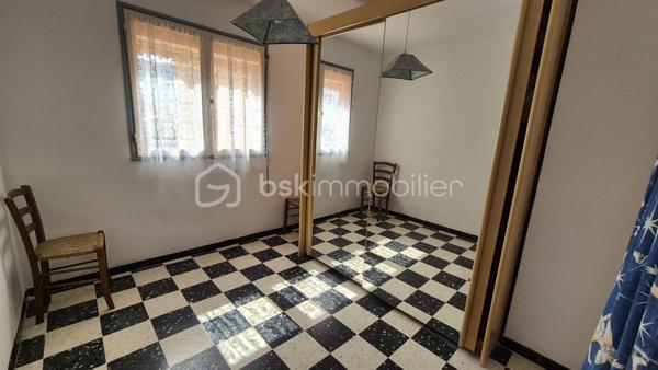 A VENDRE MAISON TROIS FACES DE 111M² SUR TERRAIN DE 400M² DONT 200M² CONSTRUCTIBLE A SAINT LAURENT DE LA SALANQUE - TROIS CHAMBRES - GARAGE - CLIMATISATION REVERSIBLE - FORAGE.

Cette maison, située sur un secteur calme et recherché, proche des commerces et des écoles, se compose en rez-de-chaussée d'une salle à manger, d'une cuisine américaine aménagée, d'un toilette indépendant, d'un salon -séjour doté d'une cheminée avec un accès direct à sa terrasse, et d'une chambre dotée d'une salle d'eau.
L'étage vous offre deux chambres, une salle de bain avec son toilette, un bureau, ainsi qu'une mezzanine en guise de stockage ou d'une salle de jeux.
Un garage de 17m² permet le stationnement ou le rangement, en plus de pouvoir se garer sur la parcelle.
Vous apprécierez ses extérieurs à l'abri des regards, pour d'agréables moments en famille ou entre amis. autour d'un barbecue. Une dépendance pourra servir d'atelier ou de rangement.
200 m²viabilisés sont constructibles, laissant le choix à un bati ou à une piscine.
Cette maison, en parfait état, sera idéale pour votre résidence principale, et parfaite pour votre résidence secondaire.
Je reste à votre disposition pour toutes informations.