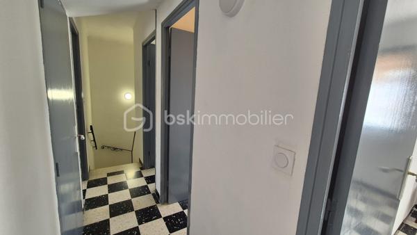 A VENDRE MAISON TROIS FACES DE 111M² SUR TERRAIN DE 400M² DONT 200M² CONSTRUCTIBLE A SAINT LAURENT DE LA SALANQUE - TROIS CHAMBRES - GARAGE - CLIMATISATION REVERSIBLE - FORAGE.

Cette maison, située sur un secteur calme et recherché, proche des commerces et des écoles, se compose en rez-de-chaussée d'une salle à manger, d'une cuisine américaine aménagée, d'un toilette indépendant, d'un salon -séjour doté d'une cheminée avec un accès direct à sa terrasse, et d'une chambre dotée d'une salle d'eau.
L'étage vous offre deux chambres, une salle de bain avec son toilette, un bureau, ainsi qu'une mezzanine en guise de stockage ou d'une salle de jeux.
Un garage de 17m² permet le stationnement ou le rangement, en plus de pouvoir se garer sur la parcelle.
Vous apprécierez ses extérieurs à l'abri des regards, pour d'agréables moments en famille ou entre amis. autour d'un barbecue. Une dépendance pourra servir d'atelier ou de rangement.
200 m²viabilisés sont constructibles, laissant le choix à un bati ou à une piscine.
Cette maison, en parfait état, sera idéale pour votre résidence principale, et parfaite pour votre résidence secondaire.
Je reste à votre disposition pour toutes informations.