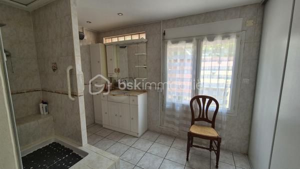 A VENDRE MAISON TROIS FACES DE 111M² SUR TERRAIN DE 400M² DONT 200M² CONSTRUCTIBLE A SAINT LAURENT DE LA SALANQUE - TROIS CHAMBRES - GARAGE - CLIMATISATION REVERSIBLE - FORAGE.

Cette maison, située sur un secteur calme et recherché, proche des commerces et des écoles, se compose en rez-de-chaussée d'une salle à manger, d'une cuisine américaine aménagée, d'un toilette indépendant, d'un salon -séjour doté d'une cheminée avec un accès direct à sa terrasse, et d'une chambre dotée d'une salle d'eau.
L'étage vous offre deux chambres, une salle de bain avec son toilette, un bureau, ainsi qu'une mezzanine en guise de stockage ou d'une salle de jeux.
Un garage de 17m² permet le stationnement ou le rangement, en plus de pouvoir se garer sur la parcelle.
Vous apprécierez ses extérieurs à l'abri des regards, pour d'agréables moments en famille ou entre amis. autour d'un barbecue. Une dépendance pourra servir d'atelier ou de rangement.
200 m²viabilisés sont constructibles, laissant le choix à un bati ou à une piscine.
Cette maison, en parfait état, sera idéale pour votre résidence principale, et parfaite pour votre résidence secondaire.
Je reste à votre disposition pour toutes informations.
