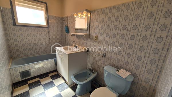 A VENDRE MAISON TROIS FACES DE 111M² SUR TERRAIN DE 400M² DONT 200M² CONSTRUCTIBLE A SAINT LAURENT DE LA SALANQUE - TROIS CHAMBRES - GARAGE - CLIMATISATION REVERSIBLE - FORAGE.

Cette maison, située sur un secteur calme et recherché, proche des commerces et des écoles, se compose en rez-de-chaussée d'une salle à manger, d'une cuisine américaine aménagée, d'un toilette indépendant, d'un salon -séjour doté d'une cheminée avec un accès direct à sa terrasse, et d'une chambre dotée d'une salle d'eau.
L'étage vous offre deux chambres, une salle de bain avec son toilette, un bureau, ainsi qu'une mezzanine en guise de stockage ou d'une salle de jeux.
Un garage de 17m² permet le stationnement ou le rangement, en plus de pouvoir se garer sur la parcelle.
Vous apprécierez ses extérieurs à l'abri des regards, pour d'agréables moments en famille ou entre amis. autour d'un barbecue. Une dépendance pourra servir d'atelier ou de rangement.
200 m²viabilisés sont constructibles, laissant le choix à un bati ou à une piscine.
Cette maison, en parfait état, sera idéale pour votre résidence principale, et parfaite pour votre résidence secondaire.
Je reste à votre disposition pour toutes informations.