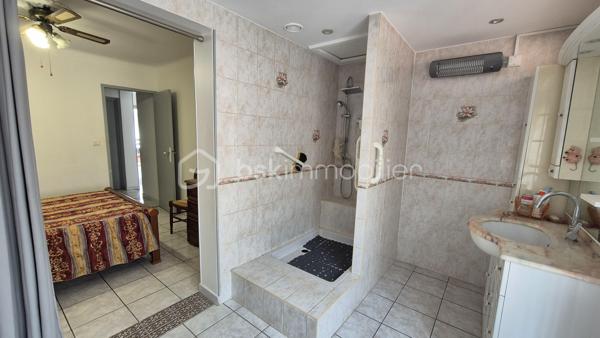 A VENDRE MAISON TROIS FACES DE 111M² SUR TERRAIN DE 400M² DONT 200M² CONSTRUCTIBLE A SAINT LAURENT DE LA SALANQUE - TROIS CHAMBRES - GARAGE - CLIMATISATION REVERSIBLE - FORAGE.

Cette maison, située sur un secteur calme et recherché, proche des commerces et des écoles, se compose en rez-de-chaussée d'une salle à manger, d'une cuisine américaine aménagée, d'un toilette indépendant, d'un salon -séjour doté d'une cheminée avec un accès direct à sa terrasse, et d'une chambre dotée d'une salle d'eau.
L'étage vous offre deux chambres, une salle de bain avec son toilette, un bureau, ainsi qu'une mezzanine en guise de stockage ou d'une salle de jeux.
Un garage de 17m² permet le stationnement ou le rangement, en plus de pouvoir se garer sur la parcelle.
Vous apprécierez ses extérieurs à l'abri des regards, pour d'agréables moments en famille ou entre amis. autour d'un barbecue. Une dépendance pourra servir d'atelier ou de rangement.
200 m²viabilisés sont constructibles, laissant le choix à un bati ou à une piscine.
Cette maison, en parfait état, sera idéale pour votre résidence principale, et parfaite pour votre résidence secondaire.
Je reste à votre disposition pour toutes informations.
