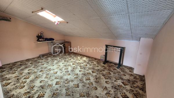 A VENDRE MAISON TROIS FACES DE 111M² SUR TERRAIN DE 400M² DONT 200M² CONSTRUCTIBLE A SAINT LAURENT DE LA SALANQUE - TROIS CHAMBRES - GARAGE - CLIMATISATION REVERSIBLE - FORAGE.

Cette maison, située sur un secteur calme et recherché, proche des commerces et des écoles, se compose en rez-de-chaussée d'une salle à manger, d'une cuisine américaine aménagée, d'un toilette indépendant, d'un salon -séjour doté d'une cheminée avec un accès direct à sa terrasse, et d'une chambre dotée d'une salle d'eau.
L'étage vous offre deux chambres, une salle de bain avec son toilette, un bureau, ainsi qu'une mezzanine en guise de stockage ou d'une salle de jeux.
Un garage de 17m² permet le stationnement ou le rangement, en plus de pouvoir se garer sur la parcelle.
Vous apprécierez ses extérieurs à l'abri des regards, pour d'agréables moments en famille ou entre amis. autour d'un barbecue. Une dépendance pourra servir d'atelier ou de rangement.
200 m²viabilisés sont constructibles, laissant le choix à un bati ou à une piscine.
Cette maison, en parfait état, sera idéale pour votre résidence principale, et parfaite pour votre résidence secondaire.
Je reste à votre disposition pour toutes informations.