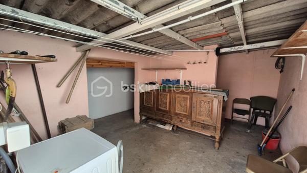 A VENDRE MAISON TROIS FACES DE 111M² SUR TERRAIN DE 400M² DONT 200M² CONSTRUCTIBLE A SAINT LAURENT DE LA SALANQUE - TROIS CHAMBRES - GARAGE - CLIMATISATION REVERSIBLE - FORAGE.

Cette maison, située sur un secteur calme et recherché, proche des commerces et des écoles, se compose en rez-de-chaussée d'une salle à manger, d'une cuisine américaine aménagée, d'un toilette indépendant, d'un salon -séjour doté d'une cheminée avec un accès direct à sa terrasse, et d'une chambre dotée d'une salle d'eau.
L'étage vous offre deux chambres, une salle de bain avec son toilette, un bureau, ainsi qu'une mezzanine en guise de stockage ou d'une salle de jeux.
Un garage de 17m² permet le stationnement ou le rangement, en plus de pouvoir se garer sur la parcelle.
Vous apprécierez ses extérieurs à l'abri des regards, pour d'agréables moments en famille ou entre amis. autour d'un barbecue. Une dépendance pourra servir d'atelier ou de rangement.
200 m²viabilisés sont constructibles, laissant le choix à un bati ou à une piscine.
Cette maison, en parfait état, sera idéale pour votre résidence principale, et parfaite pour votre résidence secondaire.
Je reste à votre disposition pour toutes informations.