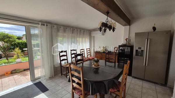 A VENDRE MAISON TROIS FACES DE 111M² SUR TERRAIN DE 400M² DONT 200M² CONSTRUCTIBLE A SAINT LAURENT DE LA SALANQUE - TROIS CHAMBRES - GARAGE - CLIMATISATION REVERSIBLE - FORAGE.

Cette maison, située sur un secteur calme et recherché, proche des commerces et des écoles, se compose en rez-de-chaussée d'une salle à manger, d'une cuisine américaine aménagée, d'un toilette indépendant, d'un salon -séjour doté d'une cheminée avec un accès direct à sa terrasse, et d'une chambre dotée d'une salle d'eau.
L'étage vous offre deux chambres, une salle de bain avec son toilette, un bureau, ainsi qu'une mezzanine en guise de stockage ou d'une salle de jeux.
Un garage de 17m² permet le stationnement ou le rangement, en plus de pouvoir se garer sur la parcelle.
Vous apprécierez ses extérieurs à l'abri des regards, pour d'agréables moments en famille ou entre amis. autour d'un barbecue. Une dépendance pourra servir d'atelier ou de rangement.
200 m²viabilisés sont constructibles, laissant le choix à un bati ou à une piscine.
Cette maison, en parfait état, sera idéale pour votre résidence principale, et parfaite pour votre résidence secondaire.
Je reste à votre disposition pour toutes informations.