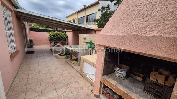 A VENDRE MAISON TROIS FACES DE 111M² SUR TERRAIN DE 400M² DONT 200M² CONSTRUCTIBLE A SAINT LAURENT DE LA SALANQUE - TROIS CHAMBRES - GARAGE - CLIMATISATION REVERSIBLE - FORAGE.

Cette maison, située sur un secteur calme et recherché, proche des commerces et des écoles, se compose en rez-de-chaussée d'une salle à manger, d'une cuisine américaine aménagée, d'un toilette indépendant, d'un salon -séjour doté d'une cheminée avec un accès direct à sa terrasse, et d'une chambre dotée d'une salle d'eau.
L'étage vous offre deux chambres, une salle de bain avec son toilette, un bureau, ainsi qu'une mezzanine en guise de stockage ou d'une salle de jeux.
Un garage de 17m² permet le stationnement ou le rangement, en plus de pouvoir se garer sur la parcelle.
Vous apprécierez ses extérieurs à l'abri des regards, pour d'agréables moments en famille ou entre amis. autour d'un barbecue. Une dépendance pourra servir d'atelier ou de rangement.
200 m²viabilisés sont constructibles, laissant le choix à un bati ou à une piscine.
Cette maison, en parfait état, sera idéale pour votre résidence principale, et parfaite pour votre résidence secondaire.
Je reste à votre disposition pour toutes informations.
