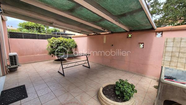 A VENDRE MAISON TROIS FACES DE 111M² SUR TERRAIN DE 400M² DONT 200M² CONSTRUCTIBLE A SAINT LAURENT DE LA SALANQUE - TROIS CHAMBRES - GARAGE - CLIMATISATION REVERSIBLE - FORAGE.

Cette maison, située sur un secteur calme et recherché, proche des commerces et des écoles, se compose en rez-de-chaussée d'une salle à manger, d'une cuisine américaine aménagée, d'un toilette indépendant, d'un salon -séjour doté d'une cheminée avec un accès direct à sa terrasse, et d'une chambre dotée d'une salle d'eau.
L'étage vous offre deux chambres, une salle de bain avec son toilette, un bureau, ainsi qu'une mezzanine en guise de stockage ou d'une salle de jeux.
Un garage de 17m² permet le stationnement ou le rangement, en plus de pouvoir se garer sur la parcelle.
Vous apprécierez ses extérieurs à l'abri des regards, pour d'agréables moments en famille ou entre amis. autour d'un barbecue. Une dépendance pourra servir d'atelier ou de rangement.
200 m²viabilisés sont constructibles, laissant le choix à un bati ou à une piscine.
Cette maison, en parfait état, sera idéale pour votre résidence principale, et parfaite pour votre résidence secondaire.
Je reste à votre disposition pour toutes informations.