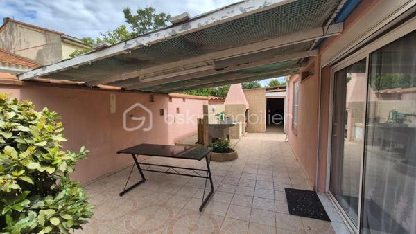 A VENDRE MAISON TROIS FACES DE 111M² SUR TERRAIN DE 400M² DONT 200M² CONSTRUCTIBLE A SAINT LAURENT DE LA SALANQUE - TROIS CHAMBRES - GARAGE - CLIMATISATION REVERSIBLE - FORAGE.

Cette maison, située sur un secteur calme et recherché, proche des commerces et des écoles, se compose en rez-de-chaussée d'une salle à manger, d'une cuisine américaine aménagée, d'un toilette indépendant, d'un salon -séjour doté d'une cheminée avec un accès direct à sa terrasse, et d'une chambre dotée d'une salle d'eau.
L'étage vous offre deux chambres, une salle de bain avec son toilette, un bureau, ainsi qu'une mezzanine en guise de stockage ou d'une salle de jeux.
Un garage de 17m² permet le stationnement ou le rangement, en plus de pouvoir se garer sur la parcelle.
Vous apprécierez ses extérieurs à l'abri des regards, pour d'agréables moments en famille ou entre amis. autour d'un barbecue. Une dépendance pourra servir d'atelier ou de rangement.
200 m²viabilisés sont constructibles, laissant le choix à un bati ou à une piscine.
Cette maison, en parfait état, sera idéale pour votre résidence principale, et parfaite pour votre résidence secondaire.
Je reste à votre disposition pour toutes informations.