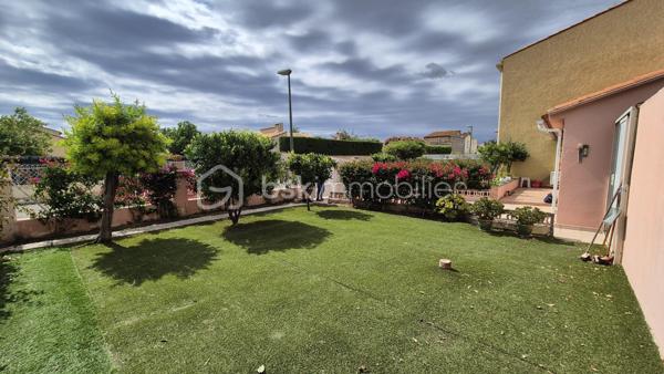 A VENDRE MAISON TROIS FACES DE 111M² SUR TERRAIN DE 400M² DONT 200M² CONSTRUCTIBLE A SAINT LAURENT DE LA SALANQUE - TROIS CHAMBRES - GARAGE - CLIMATISATION REVERSIBLE - FORAGE.

Cette maison, située sur un secteur calme et recherché, proche des commerces et des écoles, se compose en rez-de-chaussée d'une salle à manger, d'une cuisine américaine aménagée, d'un toilette indépendant, d'un salon -séjour doté d'une cheminée avec un accès direct à sa terrasse, et d'une chambre dotée d'une salle d'eau.
L'étage vous offre deux chambres, une salle de bain avec son toilette, un bureau, ainsi qu'une mezzanine en guise de stockage ou d'une salle de jeux.
Un garage de 17m² permet le stationnement ou le rangement, en plus de pouvoir se garer sur la parcelle.
Vous apprécierez ses extérieurs à l'abri des regards, pour d'agréables moments en famille ou entre amis. autour d'un barbecue. Une dépendance pourra servir d'atelier ou de rangement.
200 m²viabilisés sont constructibles, laissant le choix à un bati ou à une piscine.
Cette maison, en parfait état, sera idéale pour votre résidence principale, et parfaite pour votre résidence secondaire.
Je reste à votre disposition pour toutes informations.
