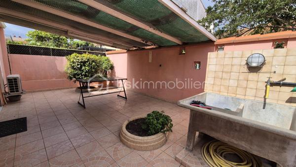 A VENDRE MAISON TROIS FACES DE 111M² SUR TERRAIN DE 400M² DONT 200M² CONSTRUCTIBLE A SAINT LAURENT DE LA SALANQUE - TROIS CHAMBRES - GARAGE - CLIMATISATION REVERSIBLE - FORAGE.

Cette maison, située sur un secteur calme et recherché, proche des commerces et des écoles, se compose en rez-de-chaussée d'une salle à manger, d'une cuisine américaine aménagée, d'un toilette indépendant, d'un salon -séjour doté d'une cheminée avec un accès direct à sa terrasse, et d'une chambre dotée d'une salle d'eau.
L'étage vous offre deux chambres, une salle de bain avec son toilette, un bureau, ainsi qu'une mezzanine en guise de stockage ou d'une salle de jeux.
Un garage de 17m² permet le stationnement ou le rangement, en plus de pouvoir se garer sur la parcelle.
Vous apprécierez ses extérieurs à l'abri des regards, pour d'agréables moments en famille ou entre amis. autour d'un barbecue. Une dépendance pourra servir d'atelier ou de rangement.
200 m²viabilisés sont constructibles, laissant le choix à un bati ou à une piscine.
Cette maison, en parfait état, sera idéale pour votre résidence principale, et parfaite pour votre résidence secondaire.
Je reste à votre disposition pour toutes informations.
