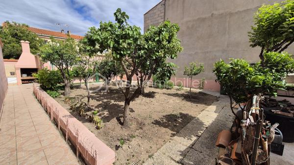 A VENDRE MAISON TROIS FACES DE 111M² SUR TERRAIN DE 400M² DONT 200M² CONSTRUCTIBLE A SAINT LAURENT DE LA SALANQUE - TROIS CHAMBRES - GARAGE - CLIMATISATION REVERSIBLE - FORAGE.

Cette maison, située sur un secteur calme et recherché, proche des commerces et des écoles, se compose en rez-de-chaussée d'une salle à manger, d'une cuisine américaine aménagée, d'un toilette indépendant, d'un salon -séjour doté d'une cheminée avec un accès direct à sa terrasse, et d'une chambre dotée d'une salle d'eau.
L'étage vous offre deux chambres, une salle de bain avec son toilette, un bureau, ainsi qu'une mezzanine en guise de stockage ou d'une salle de jeux.
Un garage de 17m² permet le stationnement ou le rangement, en plus de pouvoir se garer sur la parcelle.
Vous apprécierez ses extérieurs à l'abri des regards, pour d'agréables moments en famille ou entre amis. autour d'un barbecue. Une dépendance pourra servir d'atelier ou de rangement.
200 m²viabilisés sont constructibles, laissant le choix à un bati ou à une piscine.
Cette maison, en parfait état, sera idéale pour votre résidence principale, et parfaite pour votre résidence secondaire.
Je reste à votre disposition pour toutes informations.