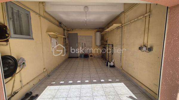 A VENDRE MAISON TROIS FACES DE 111M² SUR TERRAIN DE 400M² DONT 200M² CONSTRUCTIBLE A SAINT LAURENT DE LA SALANQUE - TROIS CHAMBRES - GARAGE - CLIMATISATION REVERSIBLE - FORAGE.

Cette maison, située sur un secteur calme et recherché, proche des commerces et des écoles, se compose en rez-de-chaussée d'une salle à manger, d'une cuisine américaine aménagée, d'un toilette indépendant, d'un salon -séjour doté d'une cheminée avec un accès direct à sa terrasse, et d'une chambre dotée d'une salle d'eau.
L'étage vous offre deux chambres, une salle de bain avec son toilette, un bureau, ainsi qu'une mezzanine en guise de stockage ou d'une salle de jeux.
Un garage de 17m² permet le stationnement ou le rangement, en plus de pouvoir se garer sur la parcelle.
Vous apprécierez ses extérieurs à l'abri des regards, pour d'agréables moments en famille ou entre amis. autour d'un barbecue. Une dépendance pourra servir d'atelier ou de rangement.
200 m²viabilisés sont constructibles, laissant le choix à un bati ou à une piscine.
Cette maison, en parfait état, sera idéale pour votre résidence principale, et parfaite pour votre résidence secondaire.
Je reste à votre disposition pour toutes informations.