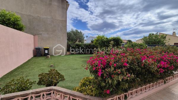 A VENDRE MAISON TROIS FACES DE 111M² SUR TERRAIN DE 400M² DONT 200M² CONSTRUCTIBLE A SAINT LAURENT DE LA SALANQUE - TROIS CHAMBRES - GARAGE - CLIMATISATION REVERSIBLE - FORAGE.

Cette maison, située sur un secteur calme et recherché, proche des commerces et des écoles, se compose en rez-de-chaussée d'une salle à manger, d'une cuisine américaine aménagée, d'un toilette indépendant, d'un salon -séjour doté d'une cheminée avec un accès direct à sa terrasse, et d'une chambre dotée d'une salle d'eau.
L'étage vous offre deux chambres, une salle de bain avec son toilette, un bureau, ainsi qu'une mezzanine en guise de stockage ou d'une salle de jeux.
Un garage de 17m² permet le stationnement ou le rangement, en plus de pouvoir se garer sur la parcelle.
Vous apprécierez ses extérieurs à l'abri des regards, pour d'agréables moments en famille ou entre amis. autour d'un barbecue. Une dépendance pourra servir d'atelier ou de rangement.
200 m²viabilisés sont constructibles, laissant le choix à un bati ou à une piscine.
Cette maison, en parfait état, sera idéale pour votre résidence principale, et parfaite pour votre résidence secondaire.
Je reste à votre disposition pour toutes informations.