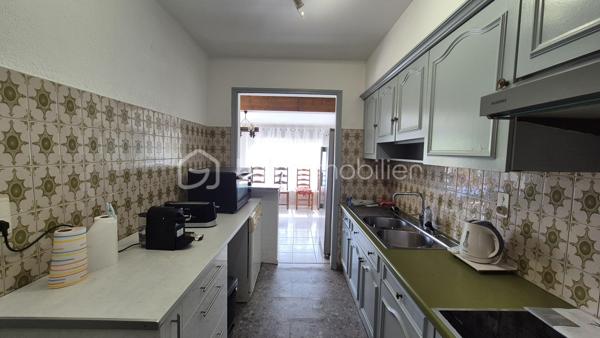 A VENDRE MAISON TROIS FACES DE 111M² SUR TERRAIN DE 400M² DONT 200M² CONSTRUCTIBLE A SAINT LAURENT DE LA SALANQUE - TROIS CHAMBRES - GARAGE - CLIMATISATION REVERSIBLE - FORAGE.

Cette maison, située sur un secteur calme et recherché, proche des commerces et des écoles, se compose en rez-de-chaussée d'une salle à manger, d'une cuisine américaine aménagée, d'un toilette indépendant, d'un salon -séjour doté d'une cheminée avec un accès direct à sa terrasse, et d'une chambre dotée d'une salle d'eau.
L'étage vous offre deux chambres, une salle de bain avec son toilette, un bureau, ainsi qu'une mezzanine en guise de stockage ou d'une salle de jeux.
Un garage de 17m² permet le stationnement ou le rangement, en plus de pouvoir se garer sur la parcelle.
Vous apprécierez ses extérieurs à l'abri des regards, pour d'agréables moments en famille ou entre amis. autour d'un barbecue. Une dépendance pourra servir d'atelier ou de rangement.
200 m²viabilisés sont constructibles, laissant le choix à un bati ou à une piscine.
Cette maison, en parfait état, sera idéale pour votre résidence principale, et parfaite pour votre résidence secondaire.
Je reste à votre disposition pour toutes informations.