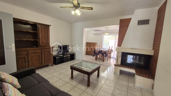 A VENDRE MAISON TROIS FACES DE 111M² SUR TERRAIN DE 400M² DONT 200M² CONSTRUCTIBLE A SAINT LAURENT DE LA SALANQUE - TROIS CHAMBRES - GARAGE - CLIMATISATION REVERSIBLE - FORAGE.

Cette maison, située sur un secteur calme et recherché, proche des commerces et des écoles, se compose en rez-de-chaussée d'une salle à manger, d'une cuisine américaine aménagée, d'un toilette indépendant, d'un salon -séjour doté d'une cheminée avec un accès direct à sa terrasse, et d'une chambre dotée d'une salle d'eau.
L'étage vous offre deux chambres, une salle de bain avec son toilette, un bureau, ainsi qu'une mezzanine en guise de stockage ou d'une salle de jeux.
Un garage de 17m² permet le stationnement ou le rangement, en plus de pouvoir se garer sur la parcelle.
Vous apprécierez ses extérieurs à l'abri des regards, pour d'agréables moments en famille ou entre amis. autour d'un barbecue. Une dépendance pourra servir d'atelier ou de rangement.
200 m²viabilisés sont constructibles, laissant le choix à un bati ou à une piscine.
Cette maison, en parfait état, sera idéale pour votre résidence principale, et parfaite pour votre résidence secondaire.
Je reste à votre disposition pour toutes informations.