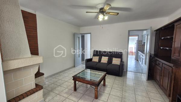 A VENDRE MAISON TROIS FACES DE 111M² SUR TERRAIN DE 400M² DONT 200M² CONSTRUCTIBLE A SAINT LAURENT DE LA SALANQUE - TROIS CHAMBRES - GARAGE - CLIMATISATION REVERSIBLE - FORAGE.

Cette maison, située sur un secteur calme et recherché, proche des commerces et des écoles, se compose en rez-de-chaussée d'une salle à manger, d'une cuisine américaine aménagée, d'un toilette indépendant, d'un salon -séjour doté d'une cheminée avec un accès direct à sa terrasse, et d'une chambre dotée d'une salle d'eau.
L'étage vous offre deux chambres, une salle de bain avec son toilette, un bureau, ainsi qu'une mezzanine en guise de stockage ou d'une salle de jeux.
Un garage de 17m² permet le stationnement ou le rangement, en plus de pouvoir se garer sur la parcelle.
Vous apprécierez ses extérieurs à l'abri des regards, pour d'agréables moments en famille ou entre amis. autour d'un barbecue. Une dépendance pourra servir d'atelier ou de rangement.
200 m²viabilisés sont constructibles, laissant le choix à un bati ou à une piscine.
Cette maison, en parfait état, sera idéale pour votre résidence principale, et parfaite pour votre résidence secondaire.
Je reste à votre disposition pour toutes informations.