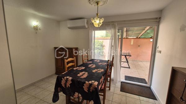 A VENDRE MAISON TROIS FACES DE 111M² SUR TERRAIN DE 400M² DONT 200M² CONSTRUCTIBLE A SAINT LAURENT DE LA SALANQUE - TROIS CHAMBRES - GARAGE - CLIMATISATION REVERSIBLE - FORAGE.

Cette maison, située sur un secteur calme et recherché, proche des commerces et des écoles, se compose en rez-de-chaussée d'une salle à manger, d'une cuisine américaine aménagée, d'un toilette indépendant, d'un salon -séjour doté d'une cheminée avec un accès direct à sa terrasse, et d'une chambre dotée d'une salle d'eau.
L'étage vous offre deux chambres, une salle de bain avec son toilette, un bureau, ainsi qu'une mezzanine en guise de stockage ou d'une salle de jeux.
Un garage de 17m² permet le stationnement ou le rangement, en plus de pouvoir se garer sur la parcelle.
Vous apprécierez ses extérieurs à l'abri des regards, pour d'agréables moments en famille ou entre amis. autour d'un barbecue. Une dépendance pourra servir d'atelier ou de rangement.
200 m²viabilisés sont constructibles, laissant le choix à un bati ou à une piscine.
Cette maison, en parfait état, sera idéale pour votre résidence principale, et parfaite pour votre résidence secondaire.
Je reste à votre disposition pour toutes informations.